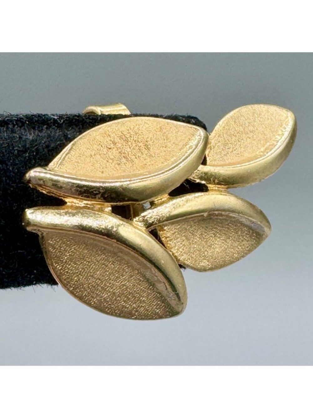 Vintage Crown Trifari Climber Earrings Clip On Gold Tone Matte and Glossy 1" - Picture 7 of 9